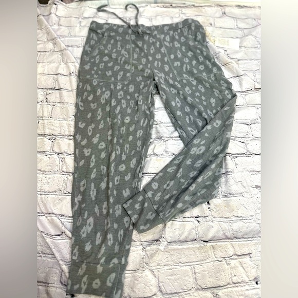 Grace & Lace Leopard Print Joggers in Gray – Size Large – NWT - Picture 1 of 13